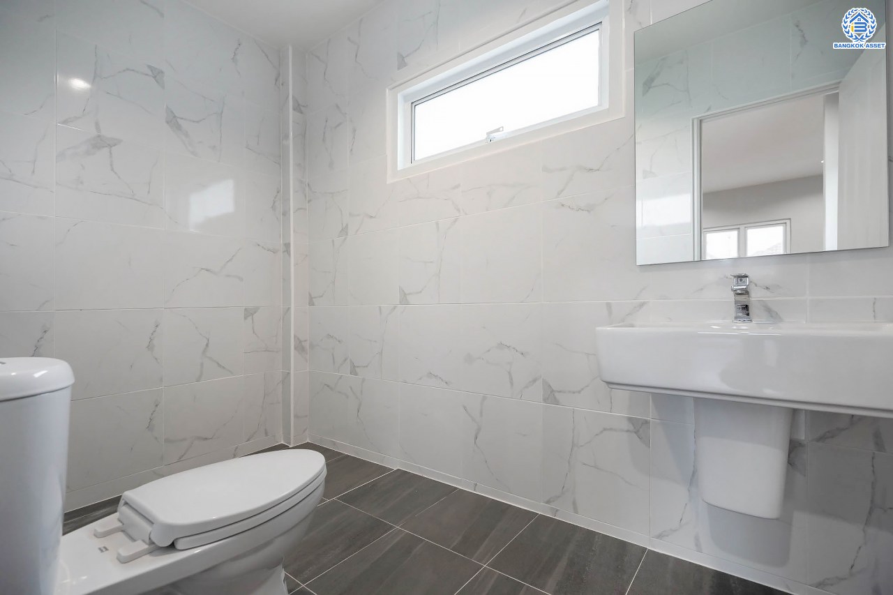 บ้านมือสองตกแต่งใหม่ โครงการ ลภาวัน15 ราชพฤกษ์ เนื้อที่ 50.5 ตร.ว. ฟังก์ชันครบ 3 ห้องนอน 3 ห้องน้ำ 2 ที่จอดรถ บ้านสวยสภาพดี พร้อมเข้าอยู่ บนทำเลศักยภาพติดถนนราชพฤกษ์ เชื่อมสู่แจ้งวัฒนะได้อย่างรวดเร็ว ใกล้รถไฟฟ้าสายสีม่วง "สถานีบางรักใหญ่"